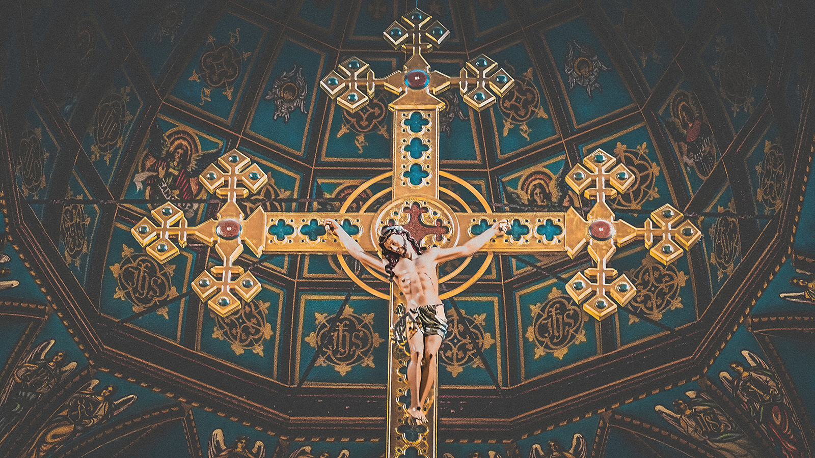 gold-coloured crucifix